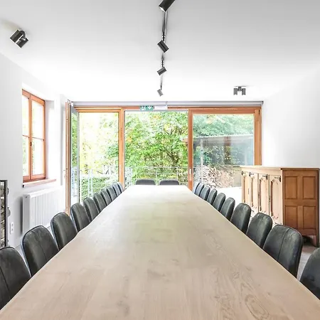 Hébergement de vacances Frabella - Maison avec salles de jeux, idéale pour 23 personnes Couvin